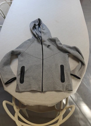 Nike tech fleece grise enfant XL 158/170cm, marque: Nike, état: Bon état, taille: XL, 25,00 €, 26,95 € Protection acheteurs incluse