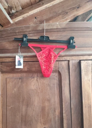 String rouge, merk: String, staat: Nieuw met prijskaartje, maat: XS / 34 / 6, € 3,00, € 3,85 inclusief Kopersbescherming