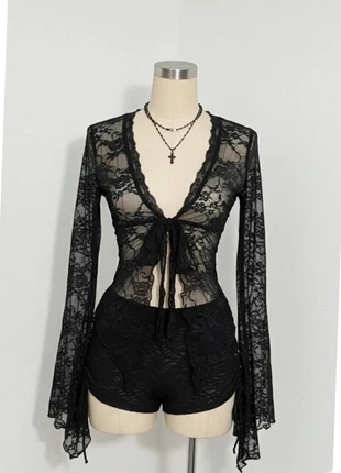 Crop top en dentelle noir avec manches longues évasées style fée goth, marke: noctyra, zustand: Sehr gut, größe: M / 38 / 10, 28,90 €, 31,05 € inklusive Vinted-Käuferschutz
