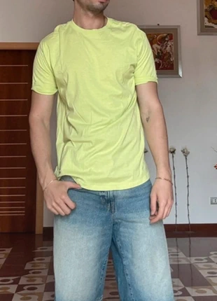 T-shirt giallo fluo Bershka uomo M – Long Fit estiva, marca: Bershka, estado: Muito bom, tamanho: M, €6.00, €7.00 inclui Proteção do Comprador