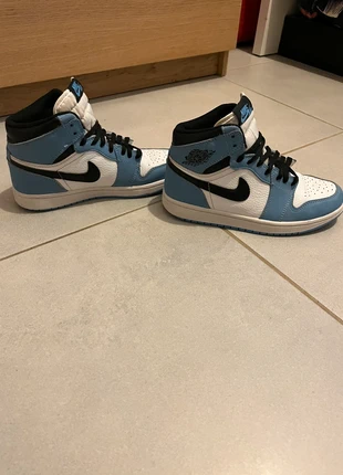 Jordan 1 Mid University Blue - Excellent état, très propres, marque: Jordan, état: Très bon état, taille: 36, 20,00 €, 21,70 € Protection acheteurs incluse