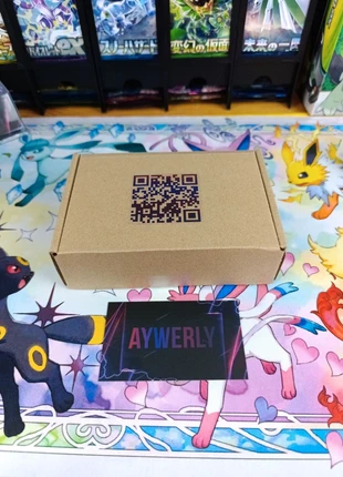 Box mystère carte gradé avec également deux booster Jap multi série et deux pin's personnalisé, marca: Pokémon, estado: Novo sem etiquetas, €50.00, €53.20 inclui Proteção do Comprador