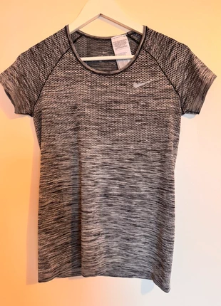 Tee Shirt Nike, marke: Nike, zustand: Sehr gut, größe: S / 36 / 8, 11,00 €, 12,25 € inklusive Vinted-Käuferschutz