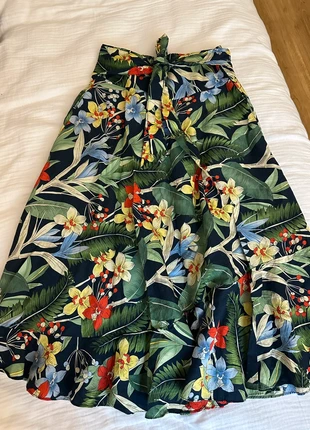 Jupe midi fleurie marque Zara à petit prix, marque: Zara, état: Très bon état, taille: S / 36 / 8, 3,00 €, 3,85 € Protection acheteurs incluse