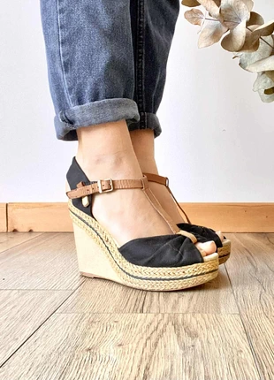 Escarpins Tommy Hilfiger en taille 37 - Bon état, marque: Tommy Hilfiger, état: Bon état, taille: 37, 5,00 €, 5,95 € Protection acheteurs (Pro) incluse