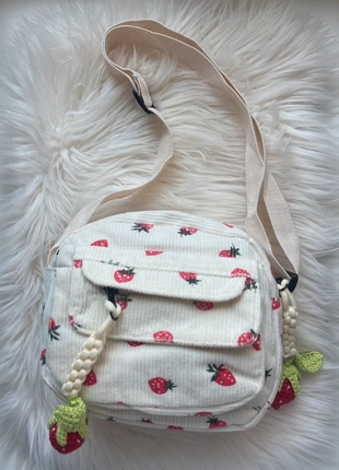 Mala tiracolo com padrão e charm de morango em crochet, marca: Miminhos4all, estado: Nuevo sin etiquetas, 12,50 €, 13,83 € Protección al comprador Pro incluida