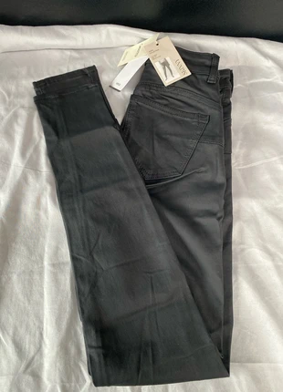 Jeans noir Mango push up taille 32, merk: Mango, staat: Nieuw met prijskaartje, maat: XXS / 32 / 4, € 15,00, € 16,45 inclusief Kopersbescherming