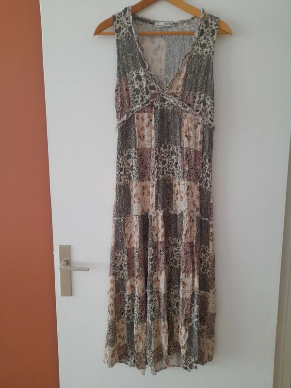 Robe longue sans manches et joli décolleté