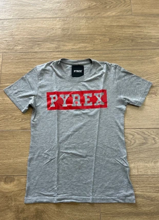 T-shirt Pyrex grigia con logo rosso, brand: Pyrex, condizioni: Nuovo senza cartellino, taglia: XS, €5.00, €5.95 include la Protezione acquisti