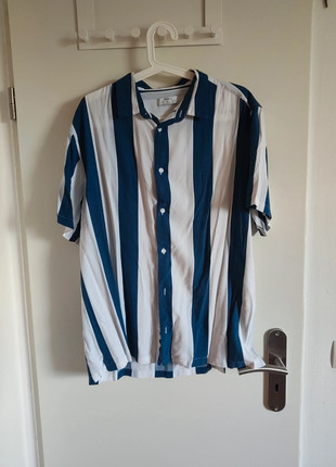 Weiß/Blau gestreiftes Freizeithemd, marque: Bershka, état: Bon état, taille: XL, 3,00 €, 3,85 € Protection acheteurs incluse