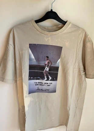 Maglia Beige Muhammad Ali Tg M, marca: Bershka, estado: Bueno, tamaño: M, 10,00 €, 11,20 € Protección al comprador incluida