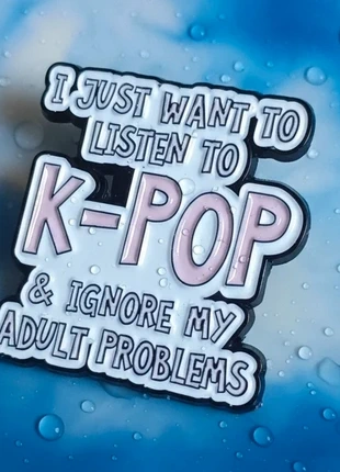 Pin I just want to listen to K-Pop & ignore my adult problems, marke: Witch, zustand: Sehr gut, 3,00 €, 3,85 € beinhaltet Vinted-Käuferschutz Pro