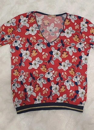 Haut coloré et fleuries de la marque Le singe de Julie, taille 3, marque: Le singe de Julie, état: Très bon état, taille: L / 40 / 12, 10,00 €, 11,20 € Protection acheteurs incluse