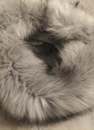 Col en fausse fourrure gris – élégant et chaud., merk: ORSAY, staat: Heel goed, € 8,00, € 9,10 inclusief Kopersbescherming