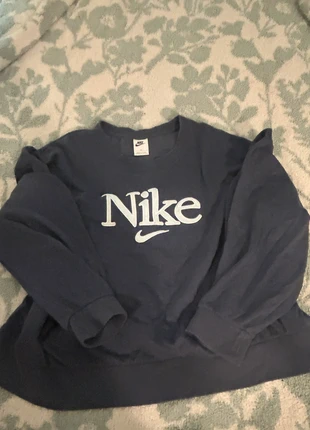 Nike crewneck, brand: Nike, condition: Very good, size: 12 / L, $18.00, $19.60 includes Buyer Protection