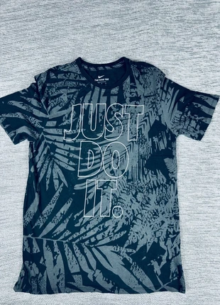 T-shirt imprimé graphic Nike couleur noir L, brand: Nike, condition: Very good, size: L, €4.00, €4.90 includes Buyer Protection