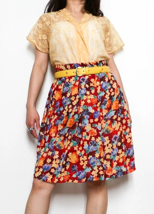 Red pleated skirt with colourful flowers | Jupe rouge avec fleurs multicolores, marque: Vintage, état: Très bon état, taille: M / 38 / 10, 8,00 €, 9,10 € Protection acheteurs (Pro) incluse