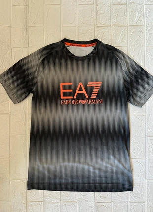 🔥 EA7 Emporio Armani Tech Tee (Performance / Orange Logo / Gradient Fade), brand: Emporio Armani, condizioni: Nuovo senza cartellino, taglia: S, €34.99, €37.44 include la Protezione acquisti