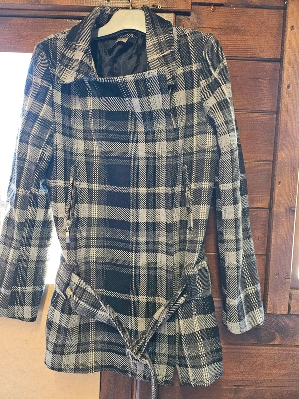 manteau gris et beige