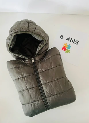 Doudoune avec capuche kaki 6 ans Kiabi, marque: Kiabi, état: Très bon état, taille: 6 ans / 116 cm, 5,00 €, 5,95 € Protection acheteurs incluse