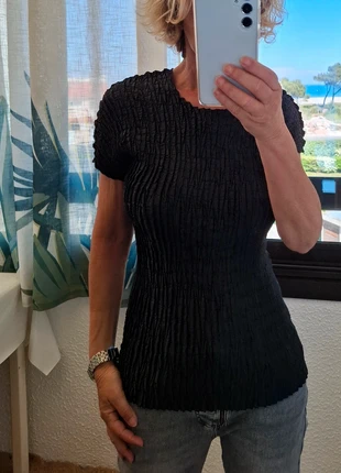 Haut noir manches courtes froissé dégriffé made in France, état: Très bon état, taille: M / 38 / 10, 18,00 €, 19,60 € Protection acheteurs incluse