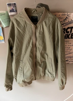 Bomber verde militare, merk: Piazza Italia, staat: Heel goed, maat: M, € 15,00, € 16,45 inclusief Kopersbescherming