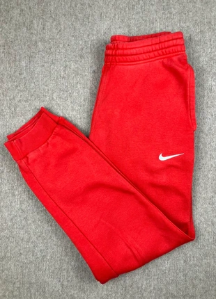 Jogging Nike Solo Swoosh Brode Rouge Taille S, marque: Nike, état: Très bon état, taille: S, 27,00 €, 29,05 € Protection acheteurs incluse