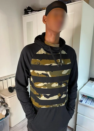 Pull Nike noir militaire à capuche – Rayures noires discrètes – Style streetwear unisexe, merk: Nike, staat: Nieuw zonder prijskaartje, maat: S, € 10,90, € 12,15 inclusief Kopersbescherming