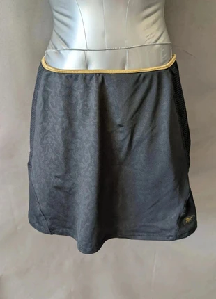 Jupe noire Reebok avec short intégré et ceinture dorée, marke: Reebok, zustand: Sehr gut, größe: S / 36 / 8, 12,00 €, 13,30 € beinhaltet Vinted-Käuferschutz Pro