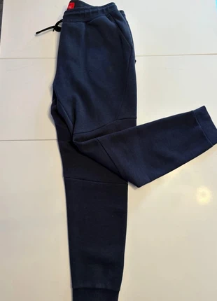 Pantalon de survêtement Nike – Bleu Marine – Taille L – Très bon état (9/10), marca: Nike, estado: Muito bom, tamanho: L, €16.00, €17.50 inclui Proteção do Comprador