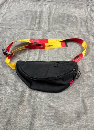 Banane noire avec bandoulière jaune et blanche | Off-White, marca: Off-White, estado: Muy bueno, 110,00 €, 116,20 € Protección al comprador Pro incluida