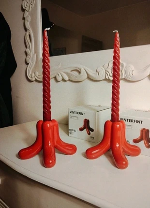 Lot de 2 bougeoirs rouges IKEA – Collection Gustaf Westman – Neufs en boîte, merk: IKEA, staat: Nieuw met prijskaartje, € 28,00, € 30,10 inclusief Kopersbescherming