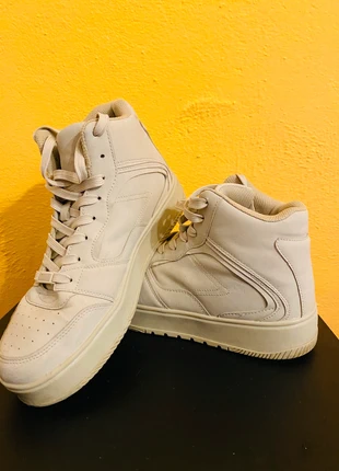 👟Zapatillas Urbanas de Media Caña – Estilo y Comodidad👟en Color Beige 🔥, marca: Bershka, estado: Muito bom, tamanho: 41, €15.00, €16.45 inclui Proteção do Comprador