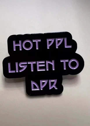 Pin „Hot Ppl Listen to DPR", brand: Made, condizioni: Nuovo senza cartellino, €3.00, €3.85 include la Protezione acquisti