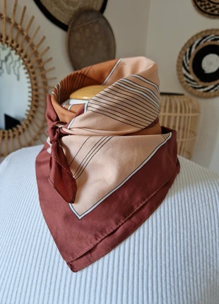Foulard carré vintage 68x68 cm à motif géometrique tons orange brique, merk: Boselli, staat: Heel goed, € 5,00, € 5,95 inclusief Kopersbescherming Pro