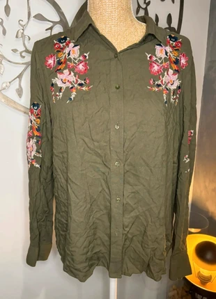 Chemise kaki brodée à fleurs, marke: Primark, zustand: Sehr gut, größe: L / 40 / 12, 2,00 €, 2,80 € inklusive Vinted-Käuferschutz