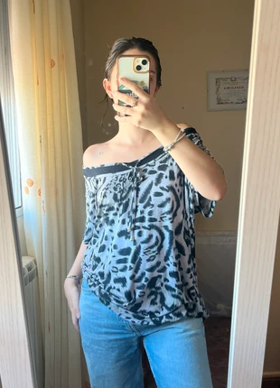 Camiseta ancha hombros descubiertos estampado leopardo, marca: Infinity Woman, estado: Muy bueno, tamaño: XL / 42 / 14, 7,00 €, 8,05 € Protección al comprador incluida
