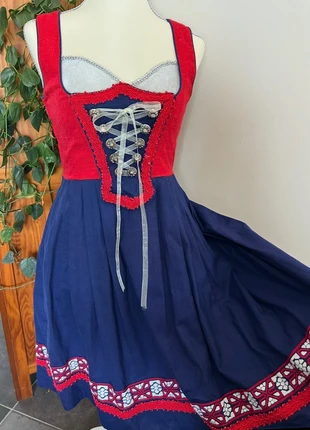 Robe dirndl bleue et rouge à laçage et motifs, brand: Vintage Dressing, condizioni: Buone, taglia: XS / IT 38 / EU 34, €10.00, €11.20 include la Protezione acquisti Pro