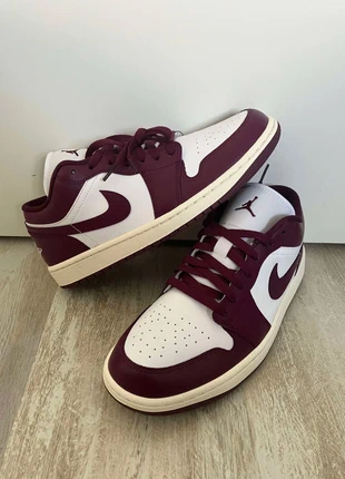 Air Jordan 1 Low Bordeaux Taille 43 mixte - Neuves et Stylées, marke: Nike, zustand: Neu, mit Etikett, größe: 43, 70,00 €, 74,20 € inklusive Vinted-Käuferschutz