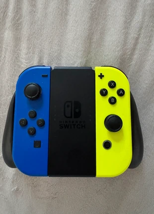 Joycons + Charging Grip, brand: Nintendo, condition: Very good, €100.00, €105.70 includes Buyer Protection