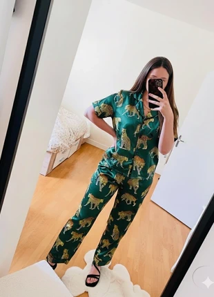 Pyjama en satin deux pièces imprimées animaux - Taille L, Neuf sans étiquette, merk: Boutique indépendante, staat: Nieuw zonder prijskaartje, maat: L / 40 / 12, € 18,90, € 20,55 inclusief Kopersbescherming