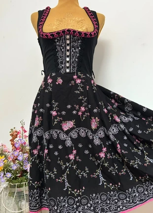Robe dirndl noire et rose à fleurs et ruchés Country Line T34, brand: Country Line, condizioni: Ottime, taglia: XS / IT 38 / EU 34, €10.00, €11.20 include la Protezione acquisti Pro