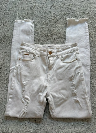 Stradivarius Women's White High-Waist Fit Skinny Jeans - Distressed Vintage Retro Trendy Style, brand: Stradivarius, condizioni: Ottime, taglia: M / IT 42 / EU 38, €3.00, €3.85 include la Protezione acquisti