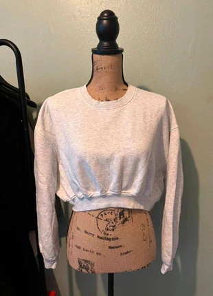 🩶 Titre : Sweat court beige clair ZARA 🩶 Taille M – Style comfy & tendance, marke: Zara, zustand: Sehr gut, größe: M / 38 / 10, 12,00 €, 13,30 € inklusive Vinted-Käuferschutz