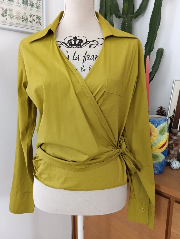 Blouse cache coeur vert olive
La fée maraboutée
Taille 40