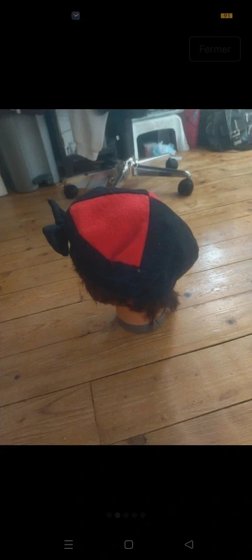 Chapeau noir et rouge - photo numéro 2