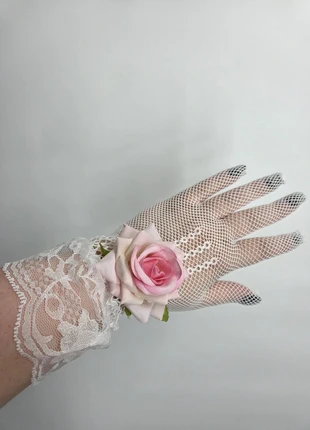 Witte kanten handschoenen met roze roos, merk: Lolita, staat: Nieuw zonder prijskaartje, maat: Universele maat, € 4,95, € 5,90 inclusief Kopersbescherming Pro