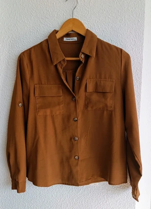 Camisa Marrón con Bolsillos Frontales S/M - Estilo Práctico y a la Moda, marque: Foresta Bella, état: Très bon état, taille: M / 38 / 10, 5,00 €, 5,95 € Protection acheteurs incluse