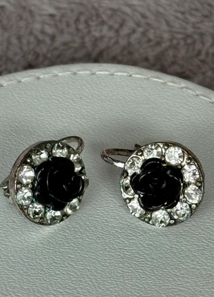 Paire de boucles d’oreilles roses noires entourées de brillants, merk: Inconnu, staat: Goed, € 5,00, € 5,95 inclusief Kopersbescherming