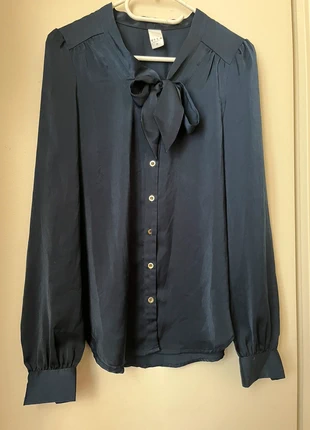 Chemisier bleu marine satin noeud, merk: Vila, staat: Heel goed, maat: XS / 34 / 6, € 8,00, € 9,10 inclusief Kopersbescherming